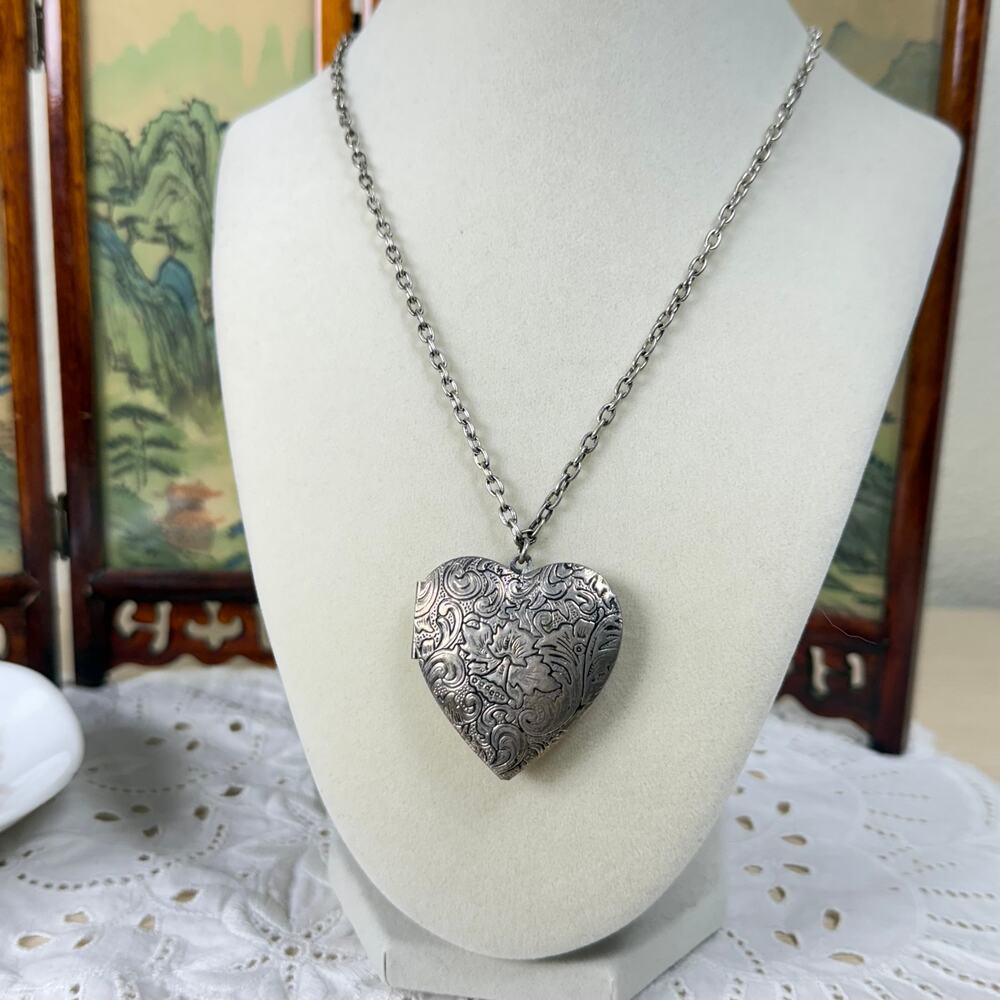 Vintage Silver Tone Heart Locket Necklace Victorian Coquette Cottage Romantic